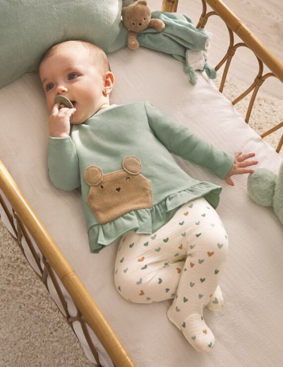 ECOFRIENDS garment 100% sustainable cotton. This two piece set for newborn, includes a long sleeved t-shirt with matching leggings. Snap-button fastening on the back to allow the garment to be put on easily. For this item, the larger sizes (from 6-9 months to 18 months) will not have feet. This is to allow better mobility and more comfort. L/s t-shirt Outside 93% Cotton 5% Elastane 2% Polyester Washing instructions Gaiter Outside 76% Cotton 23% Polyester 1% Elastane Washing instructions