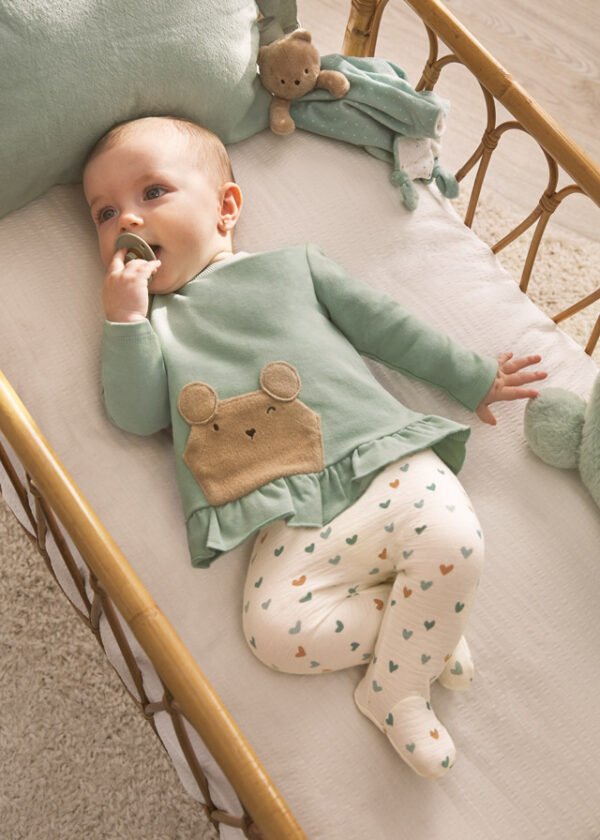 ECOFRIENDS garment 100% sustainable cotton. This two piece set for newborn, includes a long sleeved t-shirt with matching leggings. Snap-button fastening on the back to allow the garment to be put on easily. For this item, the larger sizes (from 6-9 months to 18 months) will not have feet. This is to allow better mobility and more comfort. L/s t-shirt Outside 93% Cotton 5% Elastane 2% Polyester Washing instructions Gaiter Outside 76% Cotton 23% Polyester 1% Elastane Washing instructions