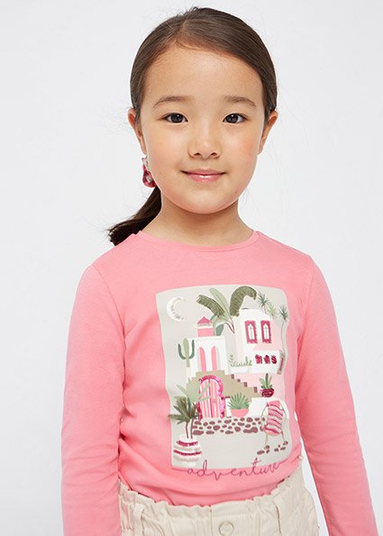 Long sleeved T-shirt for girl. Round neckline. Made from 100% cotton fabric. Decorative elements: sequins. Patterned design. For safety reasons, the smaller sizes (2-3 years) may have some variations in the decorative elements used in the design. Hair bobble for girl, an ideal accessory for creating original hairstyles. L/s t-shirt Outside 100% Cotton Washing instructions Hairband Outside 100% Cotton Washing instructions