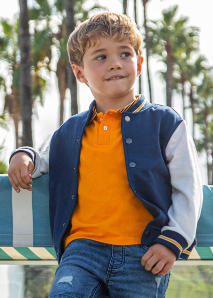 Zip jacket for boy. Bomber style neckline. Snap-button fastening on the front. Side pockets. Patterned design. Pullover Outside 50% Cotton 49% Polyester 1% Elastane Washing instructions