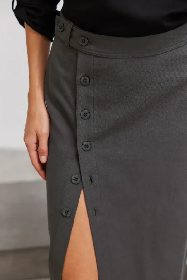 Skirt buttons side