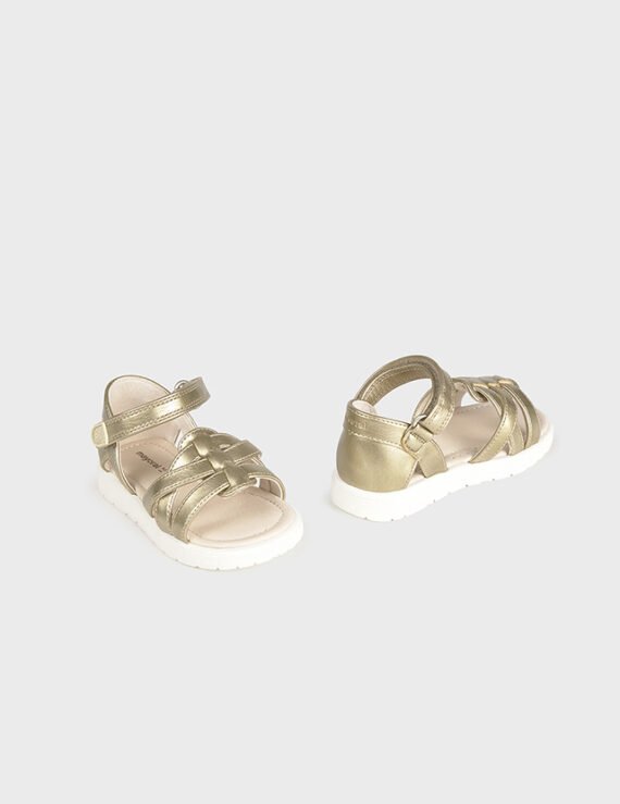 Baby sandals with serrated sole