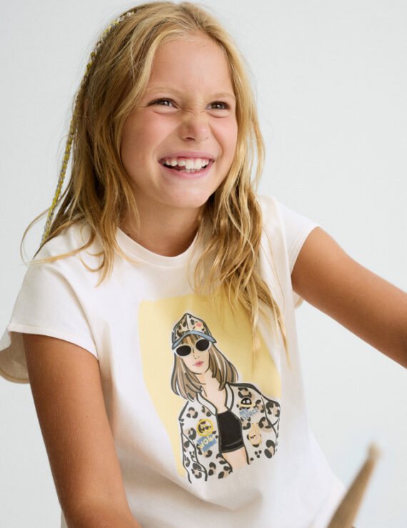 Graphic t-shirt girl