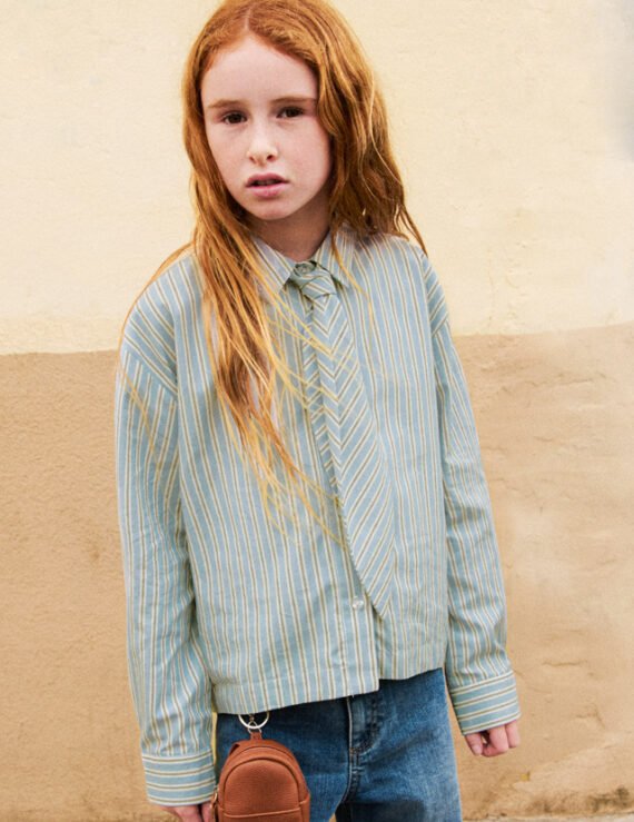 Blouse with a small bow