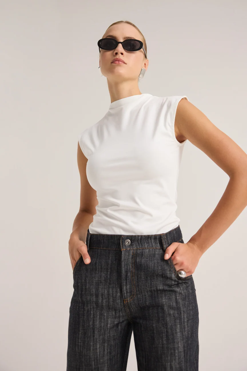 No sleeves top