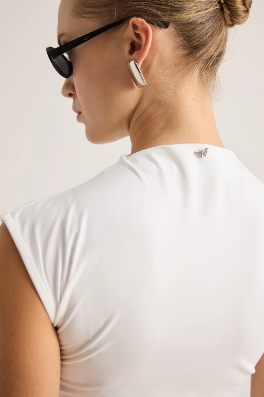 No sleeves top