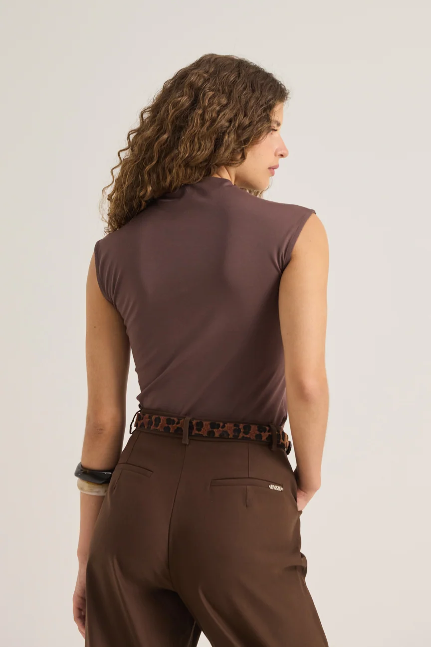 No sleeves top