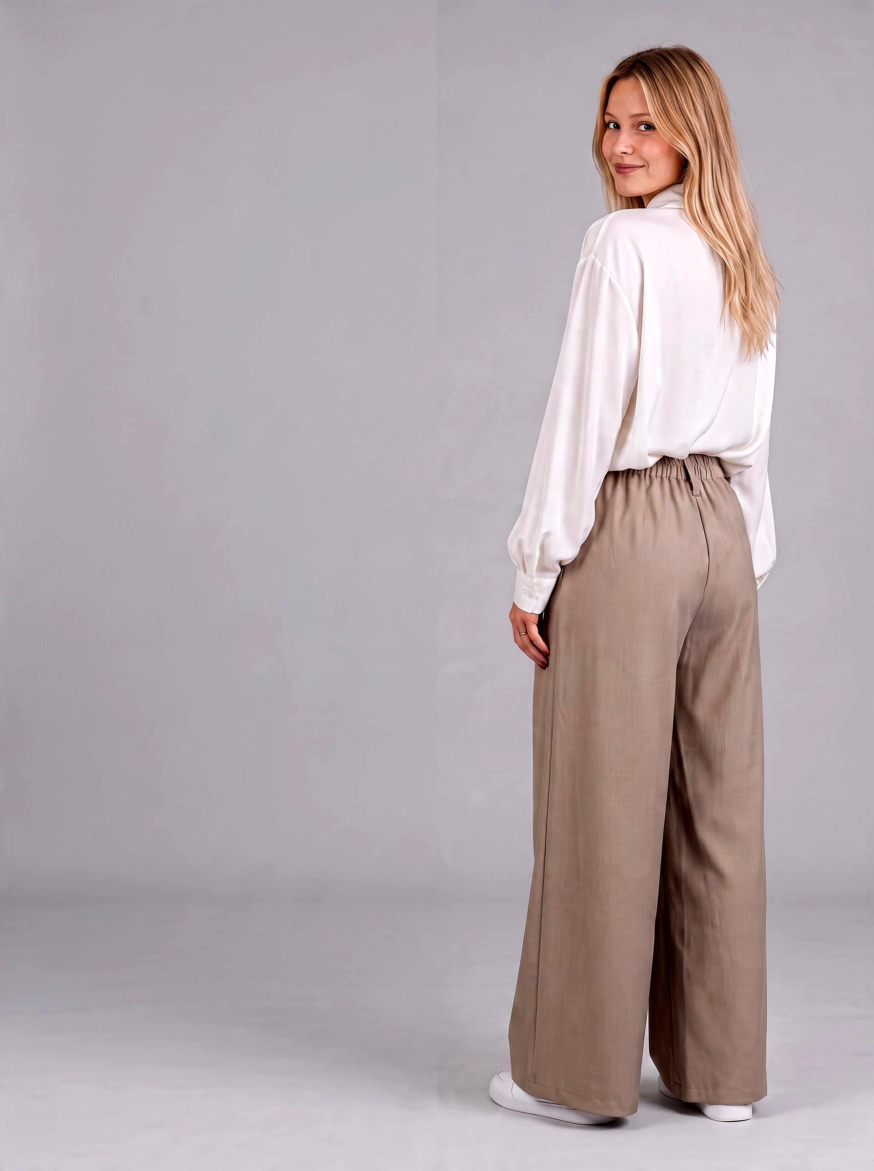 Wide pants buttons front