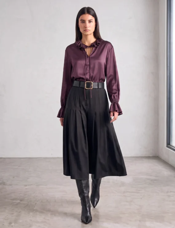 Pleated pants with belt